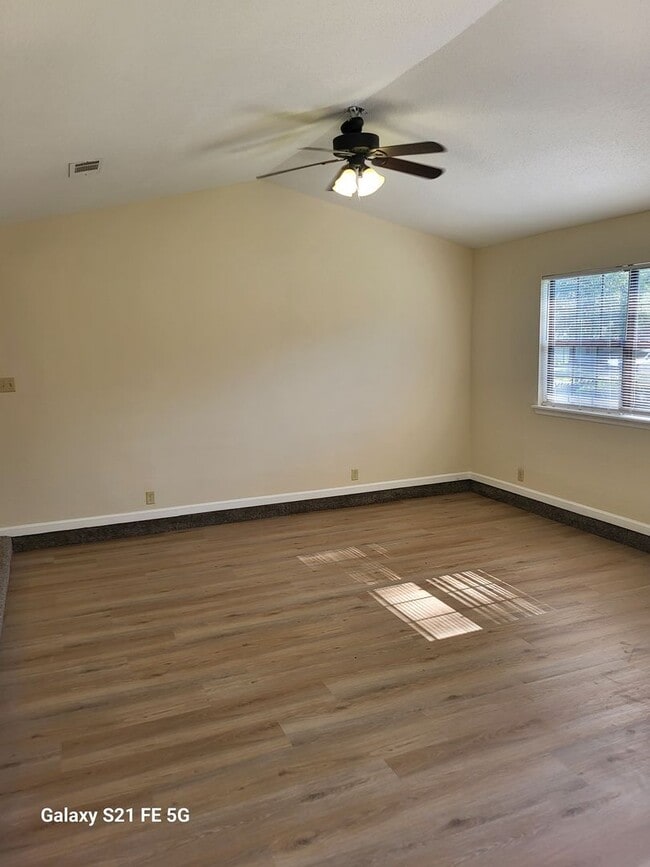 Building Photo - THREE BEDROOM, TWO BATH