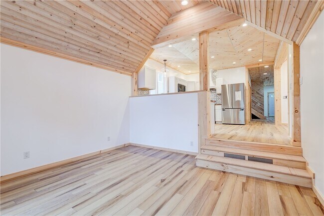 Building Photo - 413 Caroline St