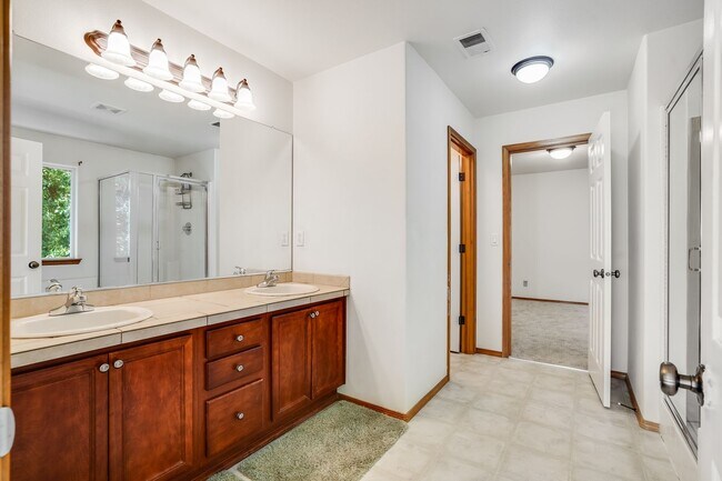 Building Photo - Spacious 5-Bed Bethany Home with Solar, A/C & Private Wooded Setting — Available Now!