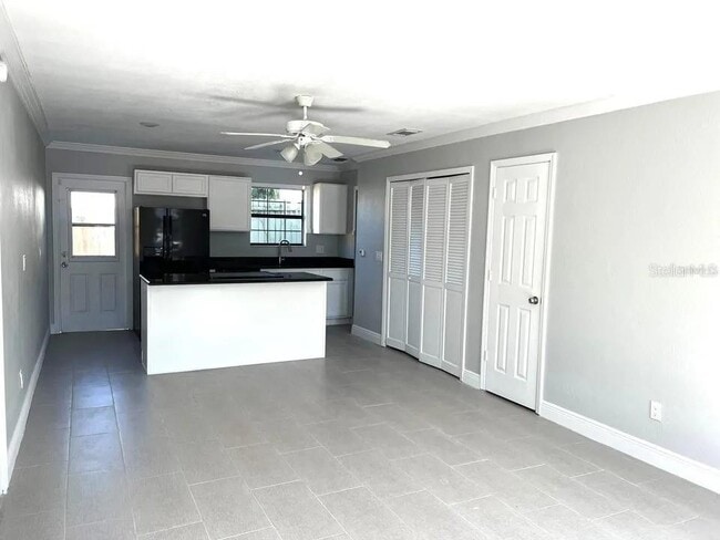 Building Photo - 453 Hemlock St