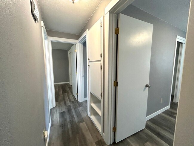 Building Photo - Charming 4 Bedroom Home with Fully Fenced Yard