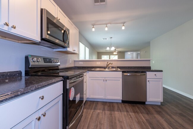 Building Photo - 4 Bedroom 2 Bath + Updated