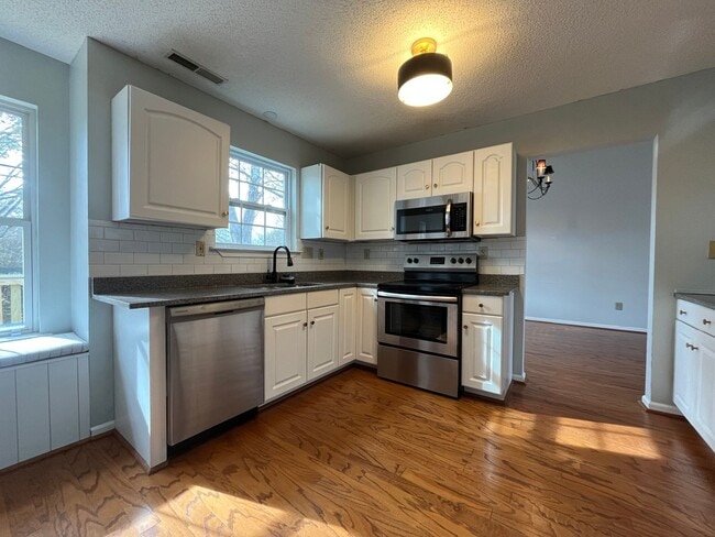 Building Photo - Spacious 3/3 Available For Move In Now