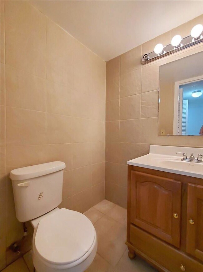 Building Photo - 2200 E Hallandale Beach Blvd