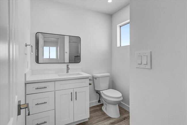 Building Photo - 2040 E 5th St