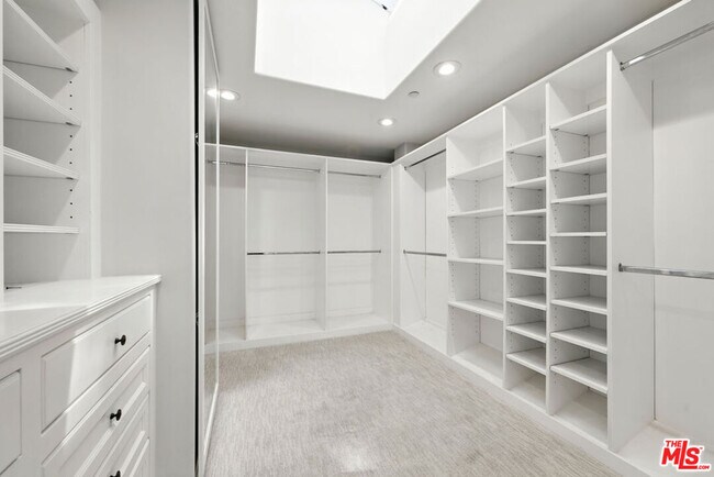 Building Photo - 1675 Woods Dr