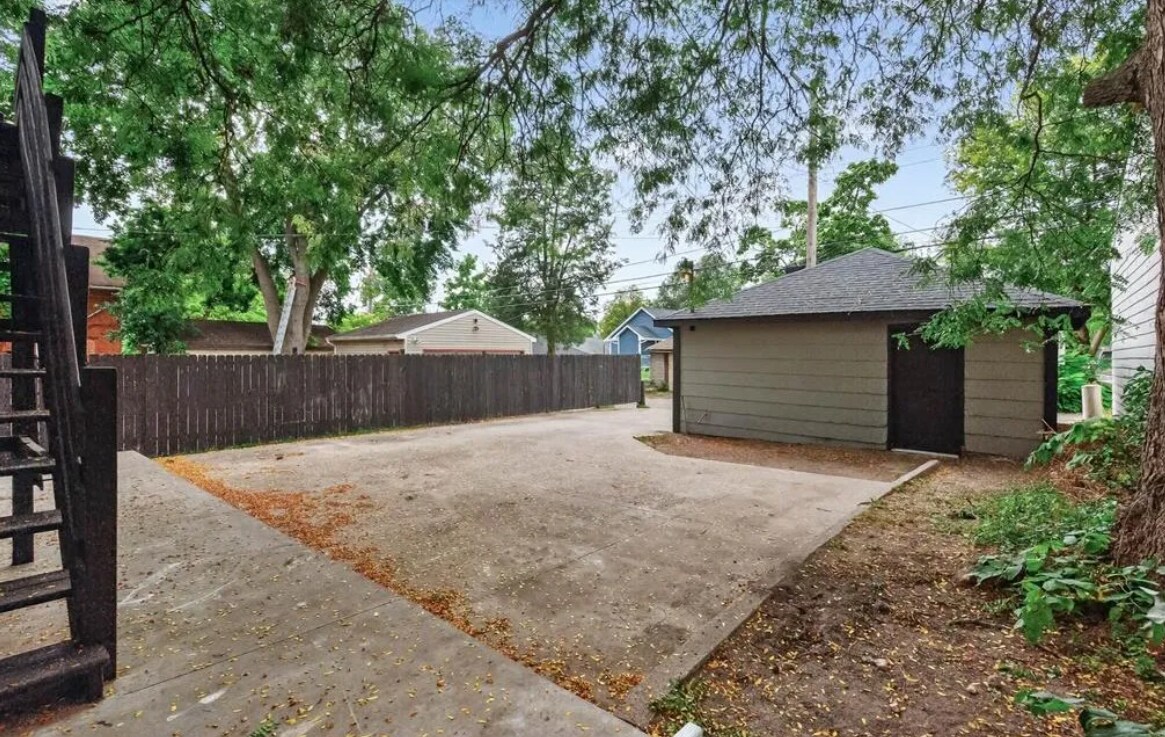 Building Photo - 2915 Lyndale Ave N