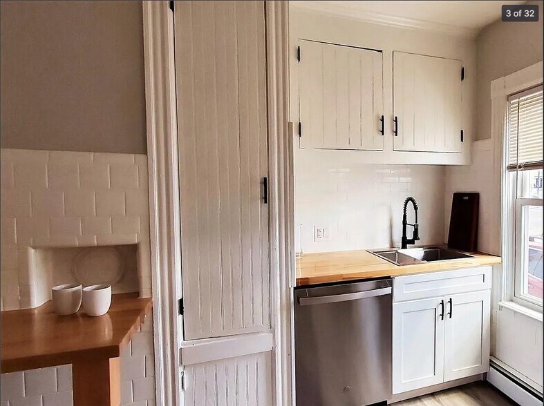 Building Photo - 1129 Main St