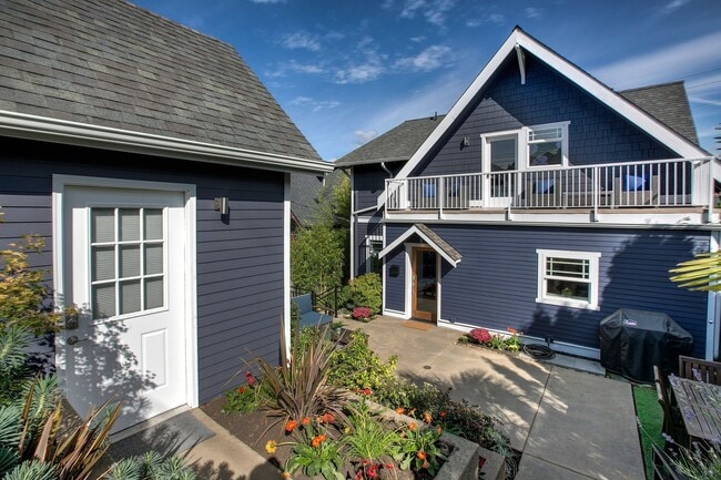 Building Photo - Queen Anne Craftsman - Available September...