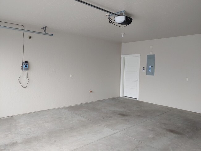 Building Photo - Beautiful Low Maintenance Home in Gated Co...