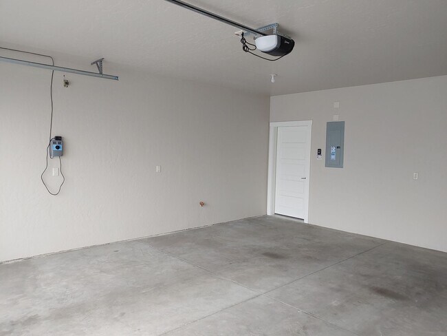 Building Photo - Beautiful Low Maintenance Home in Gated Community