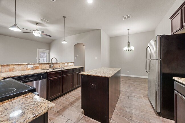 Building Photo - Beautiful 3 Bedroom Duplex Located in New ...
