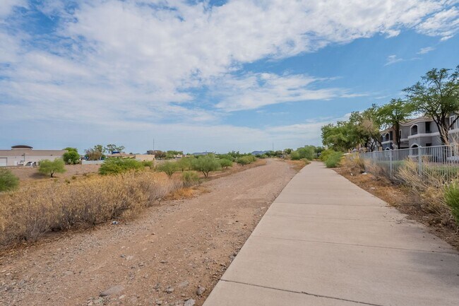 Building Photo - Solar Powered Home in Heart of Peoria!