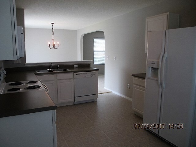 Building Photo - Awesome 3br 2.5ba in Durham. Fenced Yard!  Avail June 5, 2026!