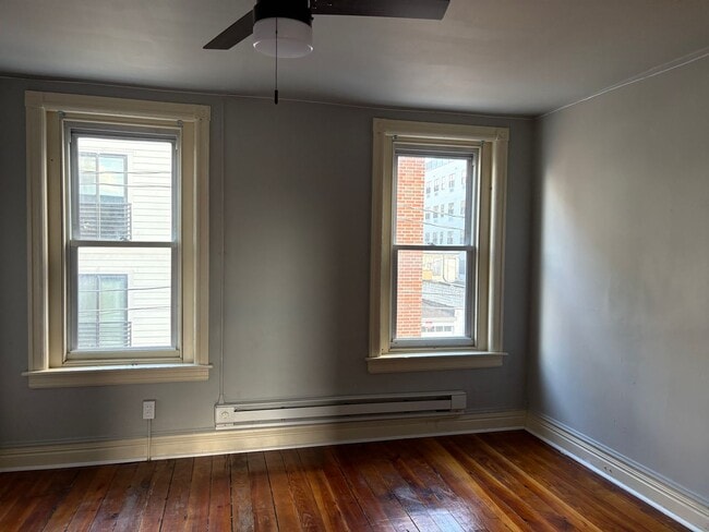 Building Photo - 948 W Maple St