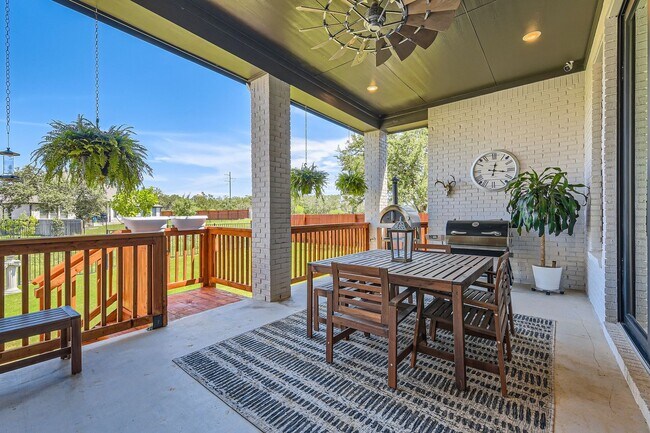 Building Photo - AVAILABLE NOW!  Gorgeous 4 Bed/3.5 Bath wi...