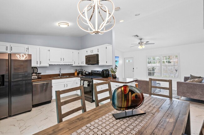 Building Photo - 812 NW 6th Ave