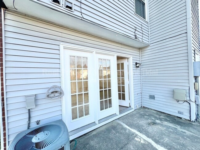 Building Photo - 320 Fairfax Terrace