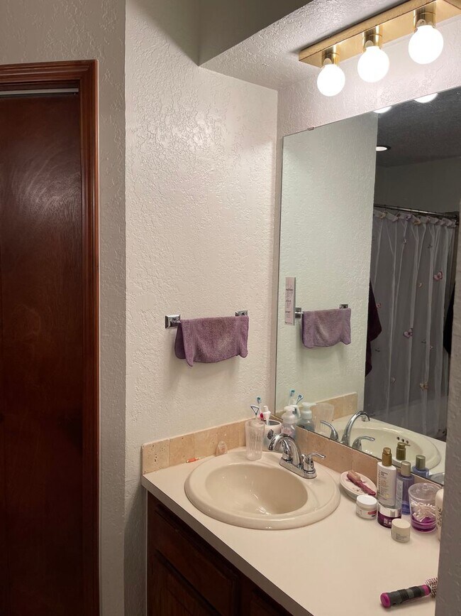 Building Photo - 3 bed 2 bath, 2 car, Moore Schools, fenced...