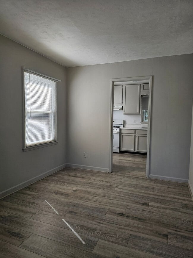 Building Photo - Very updated, cozy two bedroom across from BGHS