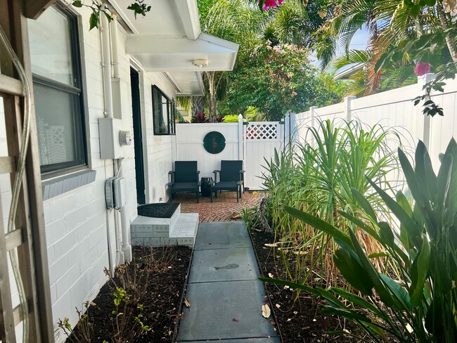 Building Photo - 6-8 MONTH FURNISHED RENTAL -NE ST. PETE 2/...