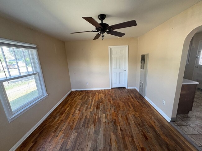 Building Photo - 1 bed 1 bath house