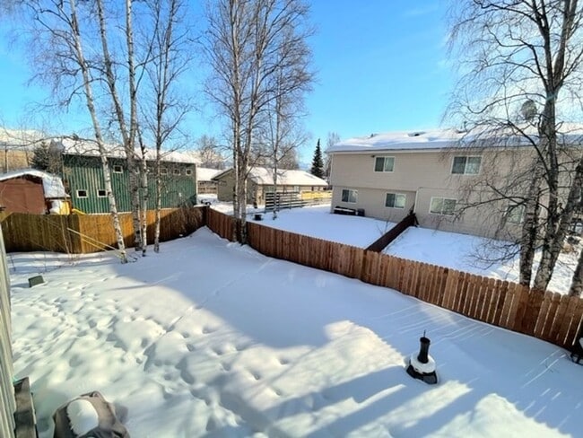 Building Photo - RARE FIND! Spacious and bright three bedro...