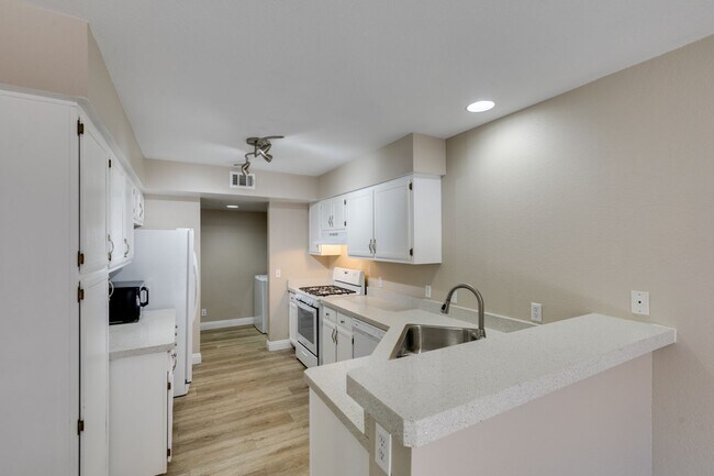 Building Photo - Stylish 2-Bedroom Townhome in Green Valley...