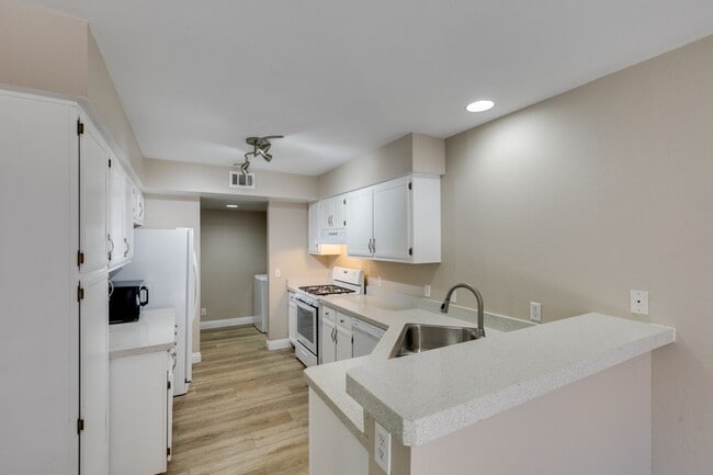 Building Photo - Stylish 2-Bedroom Townhome in Green Valley with Modern Upgrades & Prime Location!