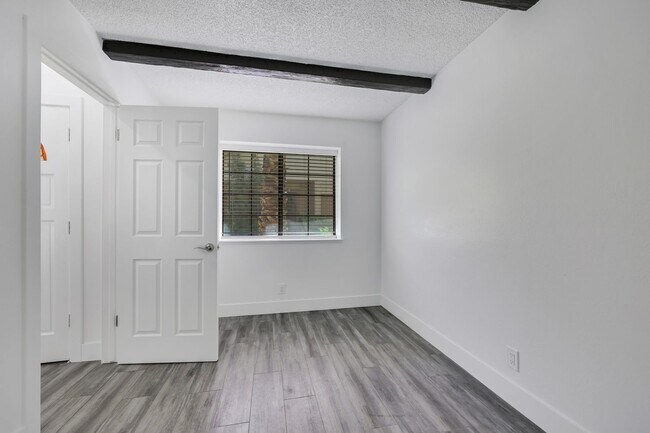 Building Photo - Beautiful home in central location