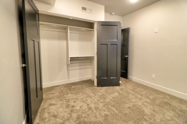 Building Photo - 2 Bedroom 1 Bathroom Apartment