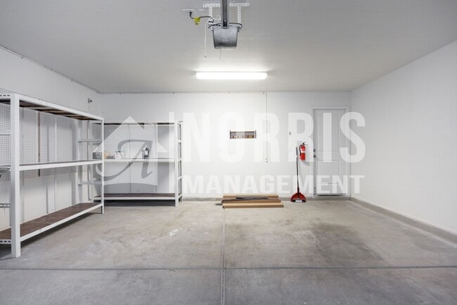 Building Photo - Beautiful Large Home Very Close to Freeway