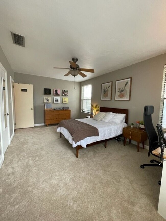 Building Photo - R1016 University Heights