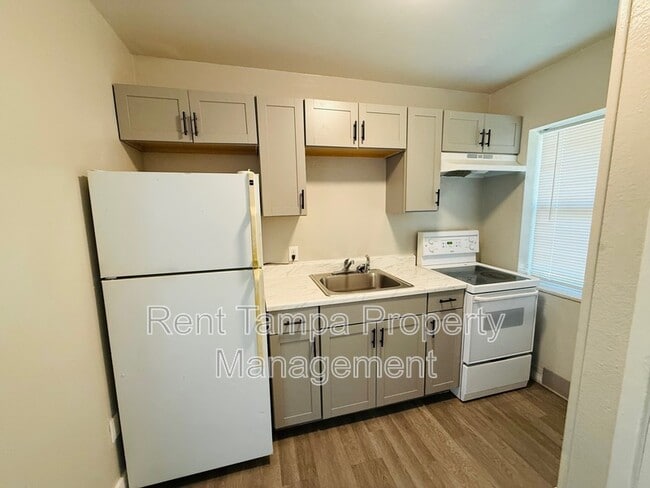 Building Photo - 637-637 17th Ave S