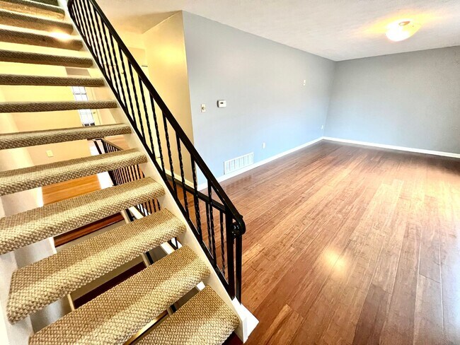 Building Photo - Sewickley Heights - Gorgeous Townhouse - 3...
