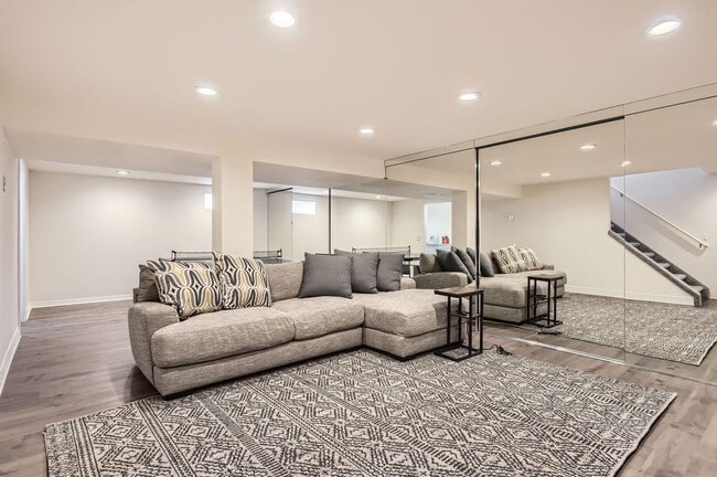 Building Photo - Gorgeous Home in Centennial w/Beautiful Fi...