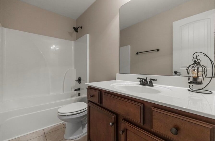 Upstairs Bath - 411 W Sundance Dr