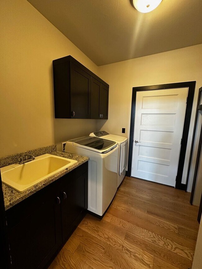 Building Photo - Gorgeous modern 5 bedroom - Minutes from MSU!