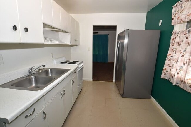 Building Photo - Mishawaka South West Near Park and local universities