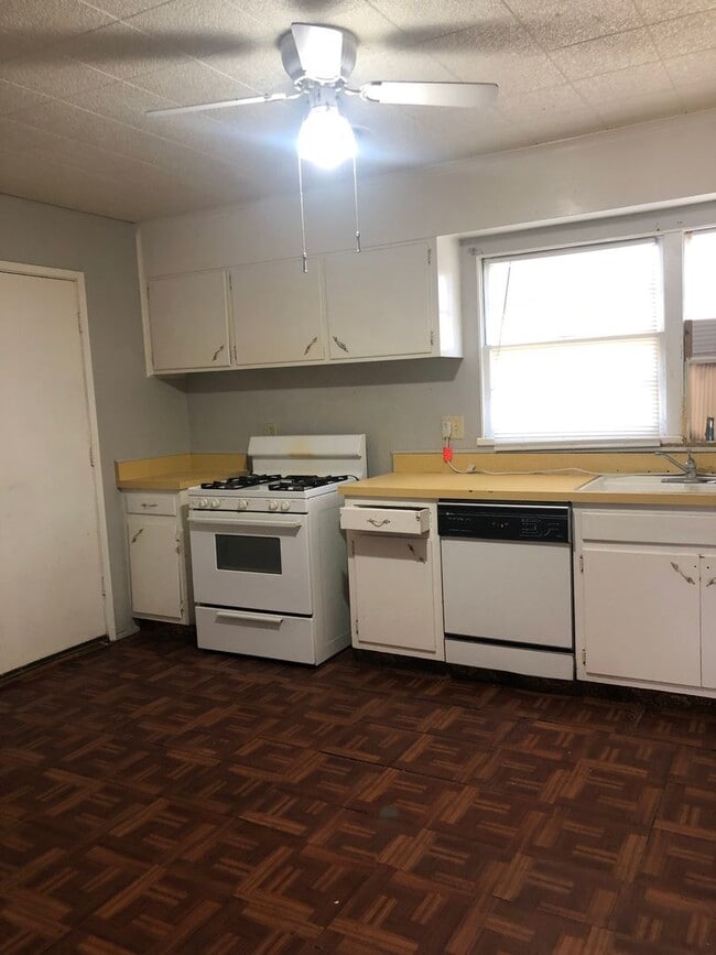 Building Photo - 3 Bedrooms, 1 Bath, 1 Car Garage Near Caprock High School!