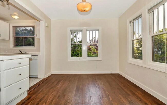 Building Photo - Beautiful Spanish townhouse with parking and in unit laundry!