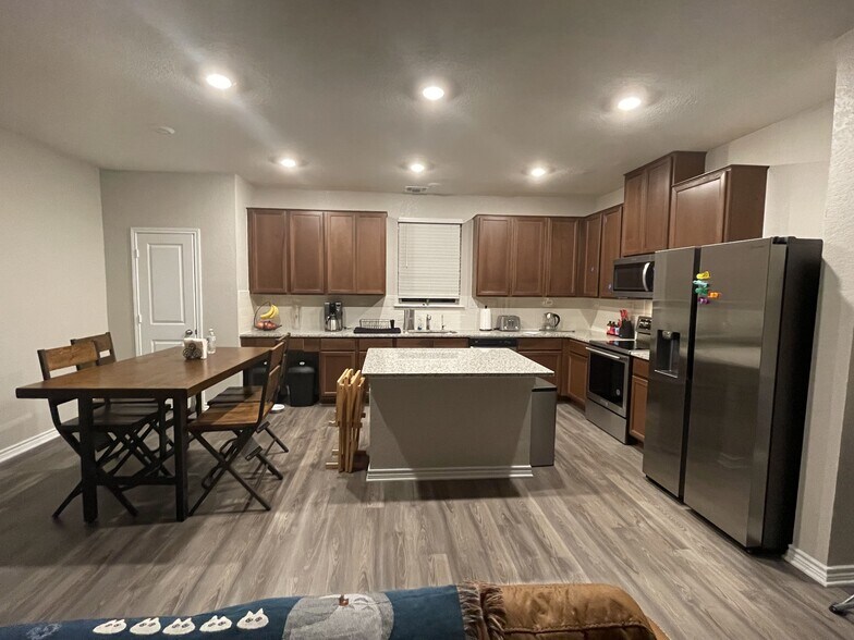 Kitchen - 3259 Comanche Xing