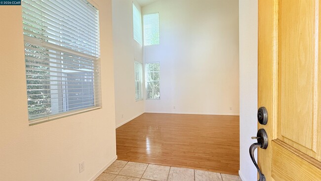 Building Photo - 1023 Vista Pointe Cir