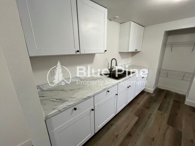 Building Photo - 1288 Lake Ave