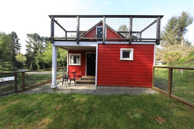Building Photo - Artsy Studio in Westhaven with Attic Bedroom