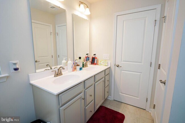 Building Photo - 9305 Mulligan Way