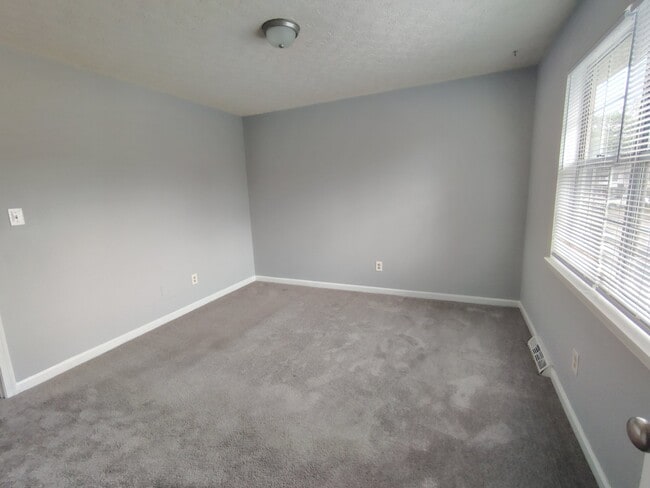 Building Photo - 23 Hobbs Ln