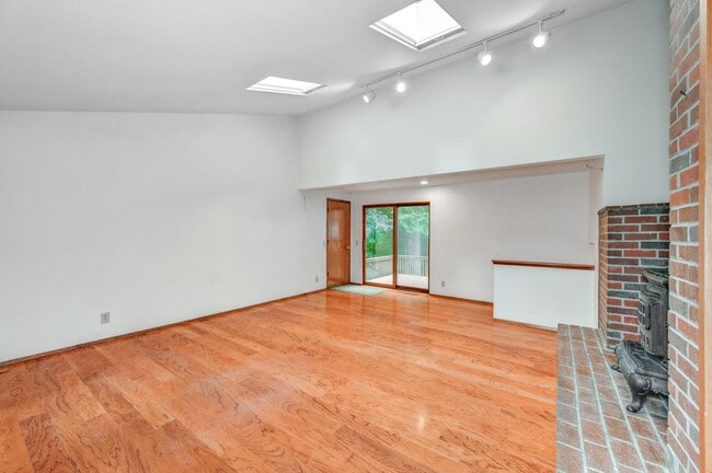 Building Photo - Great Home Tucked Away in Mirrormont on Tiger Mountain