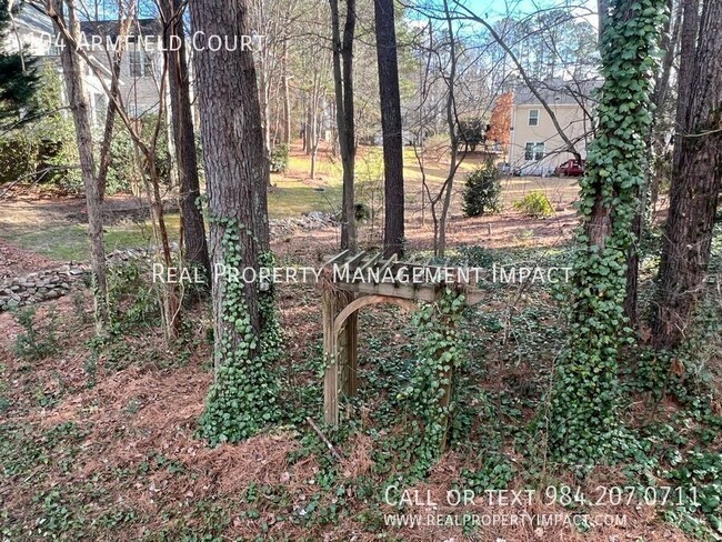 Building Photo - 4 Bedroom 2.5 Bath located in Wooded Cul d...