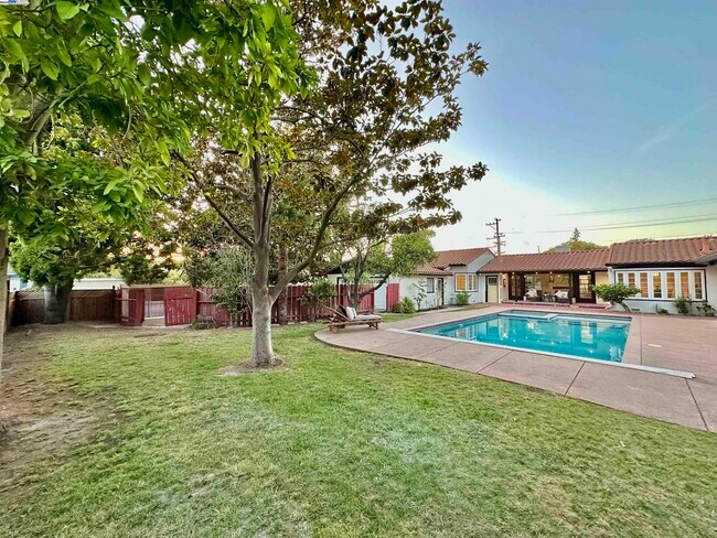 Building Photo - 915 Estudillo Ave